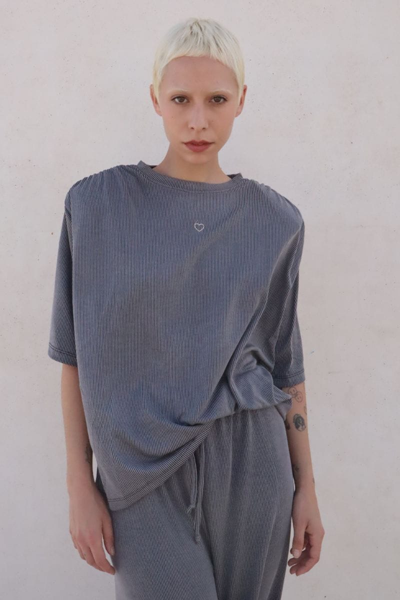 Ribbed Shoulder Tee – חולצת ריב פסים אפור שחור עם כריות כתפיים 1 Ribbed Shoulder Tee – חולצת ריב פסים אפור שחור עם כריות כתפיים 1