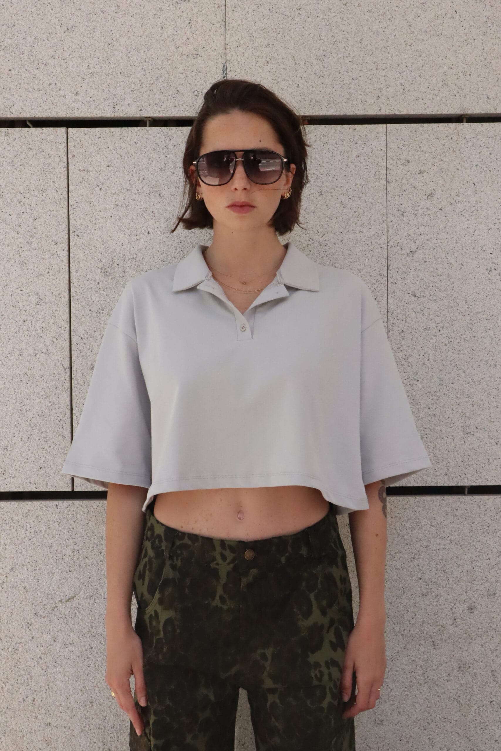 Cloud Polo Crop – חולצת פולו קרופ בגוון אפור בהיר